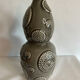 Vase en céramique grise à décor en relief