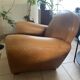 Fauteuils club en cuir marron finition antique