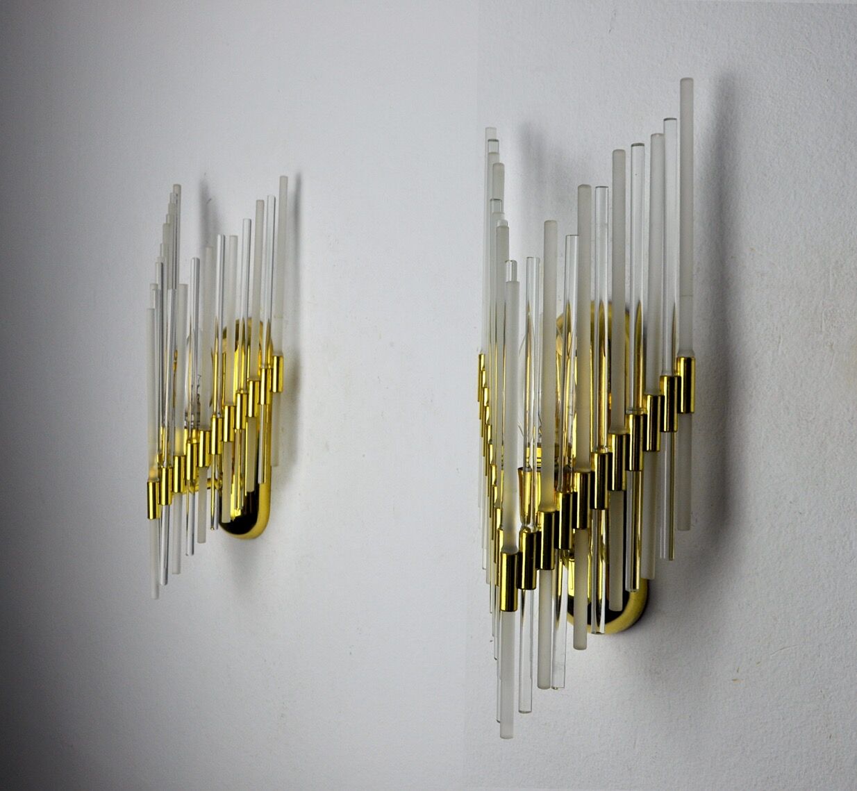 Pair of Venini gold wall lamps, Murano, tubular glasses, Italy, 1970