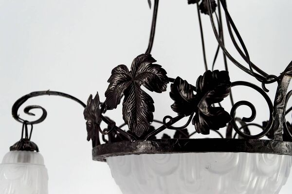 Lustre en fer forgé, tulipes / vasque en verre pressé-moulé, Art Deco, 1930