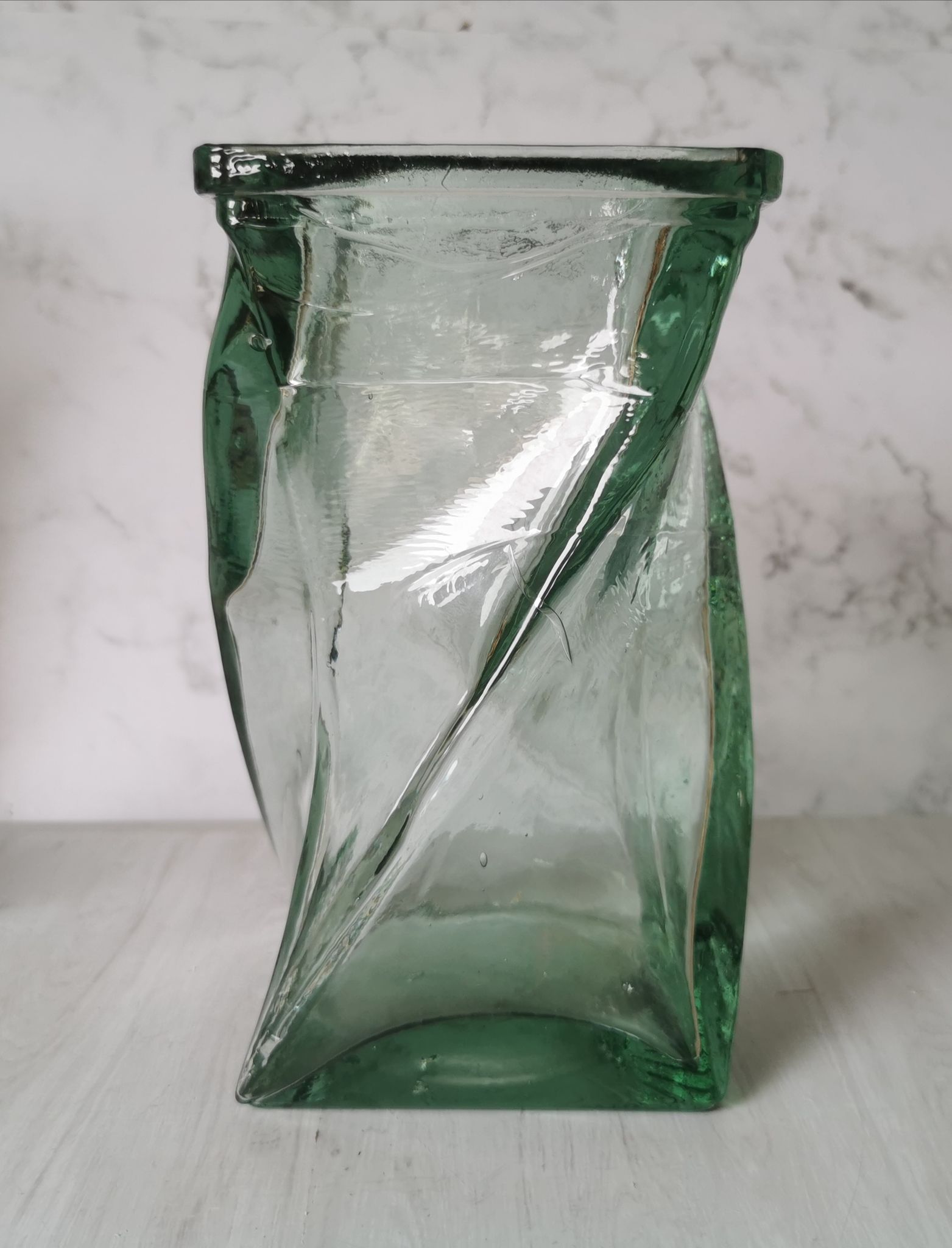 Vase design verre torsadé
