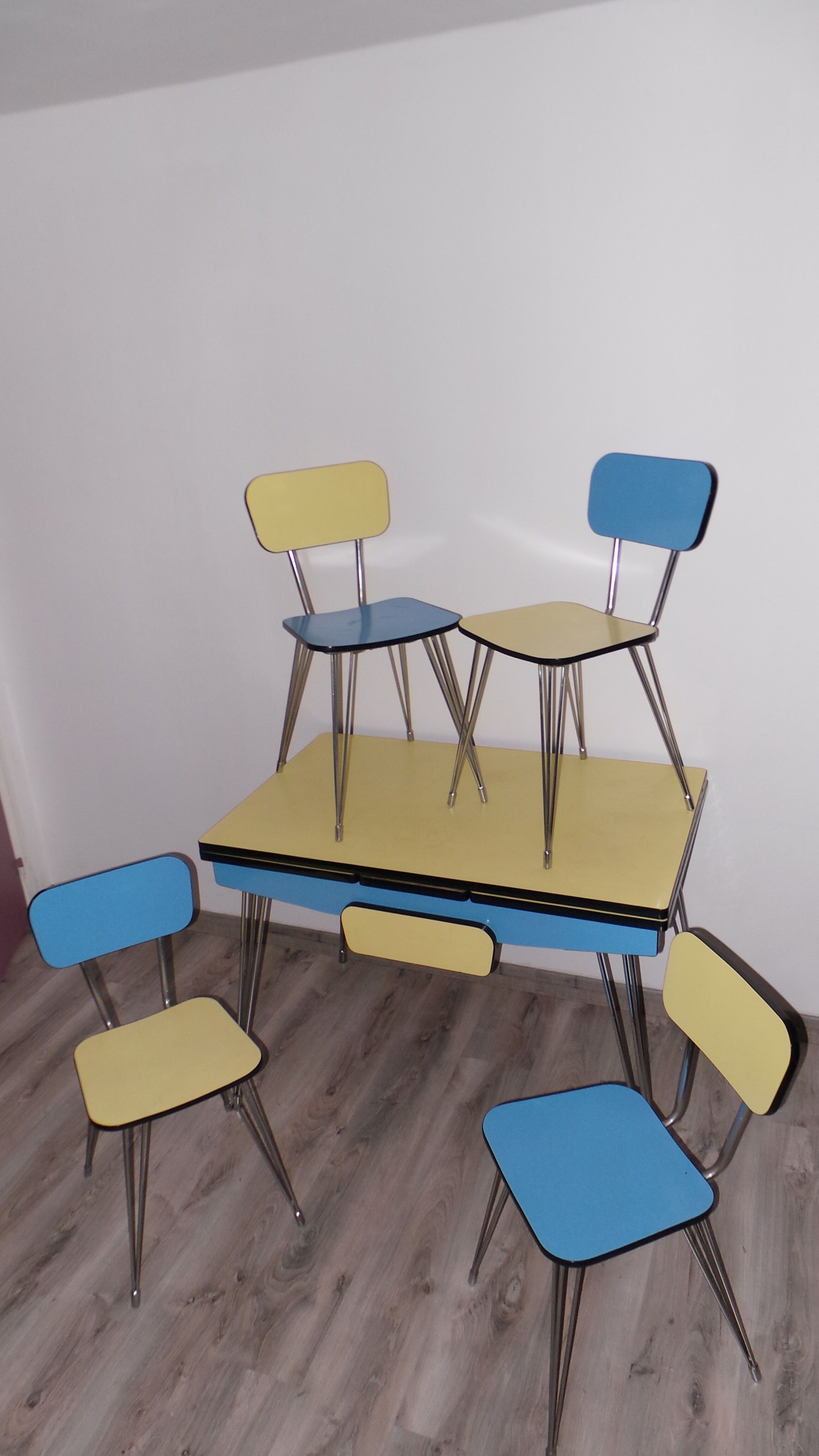 Table et 4 chaises en formica avec pieds eiffels vintage Sif