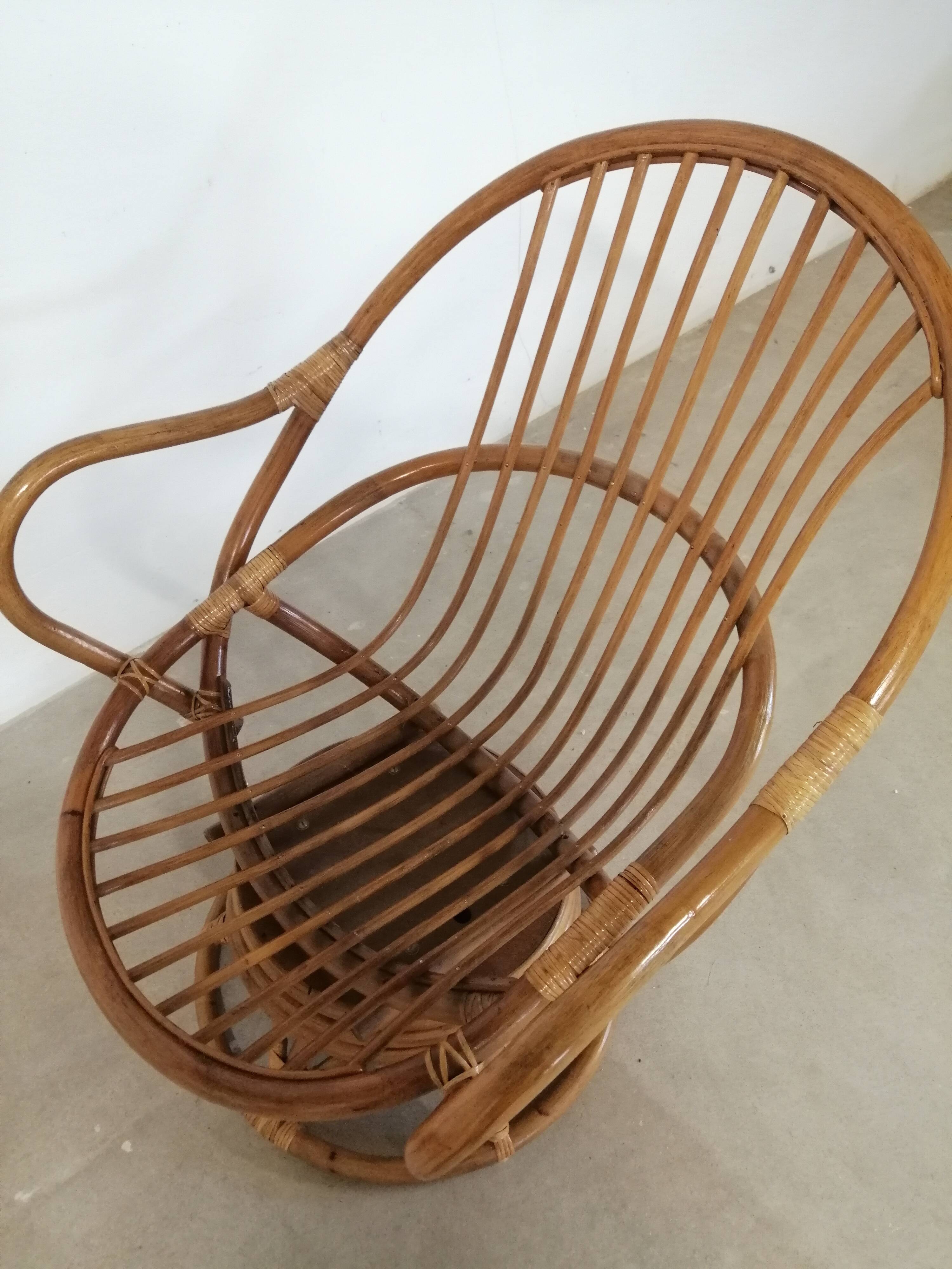 Swivel rattan chair