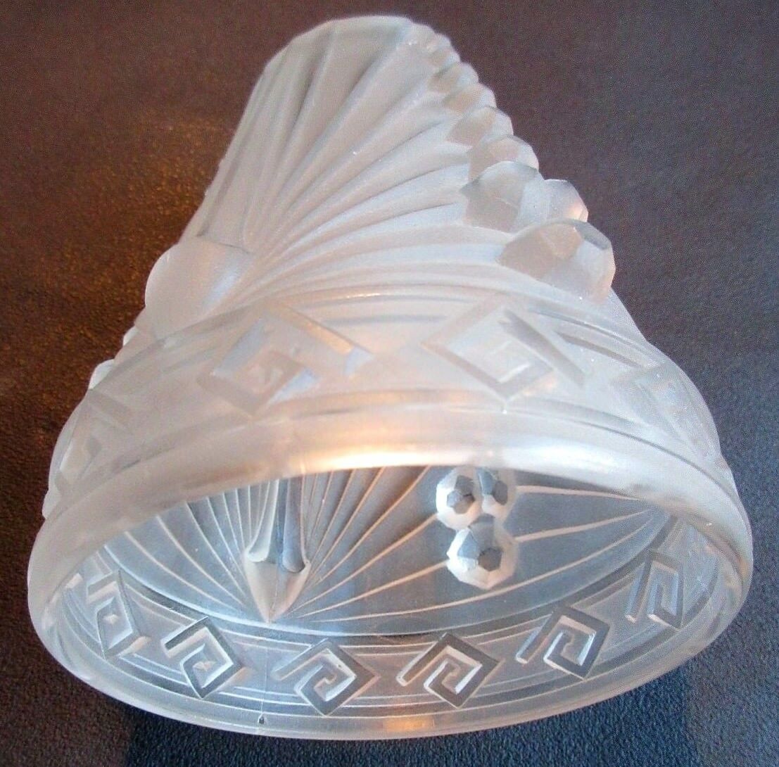 Tulip Art Deco, opaque glass by Schneider France