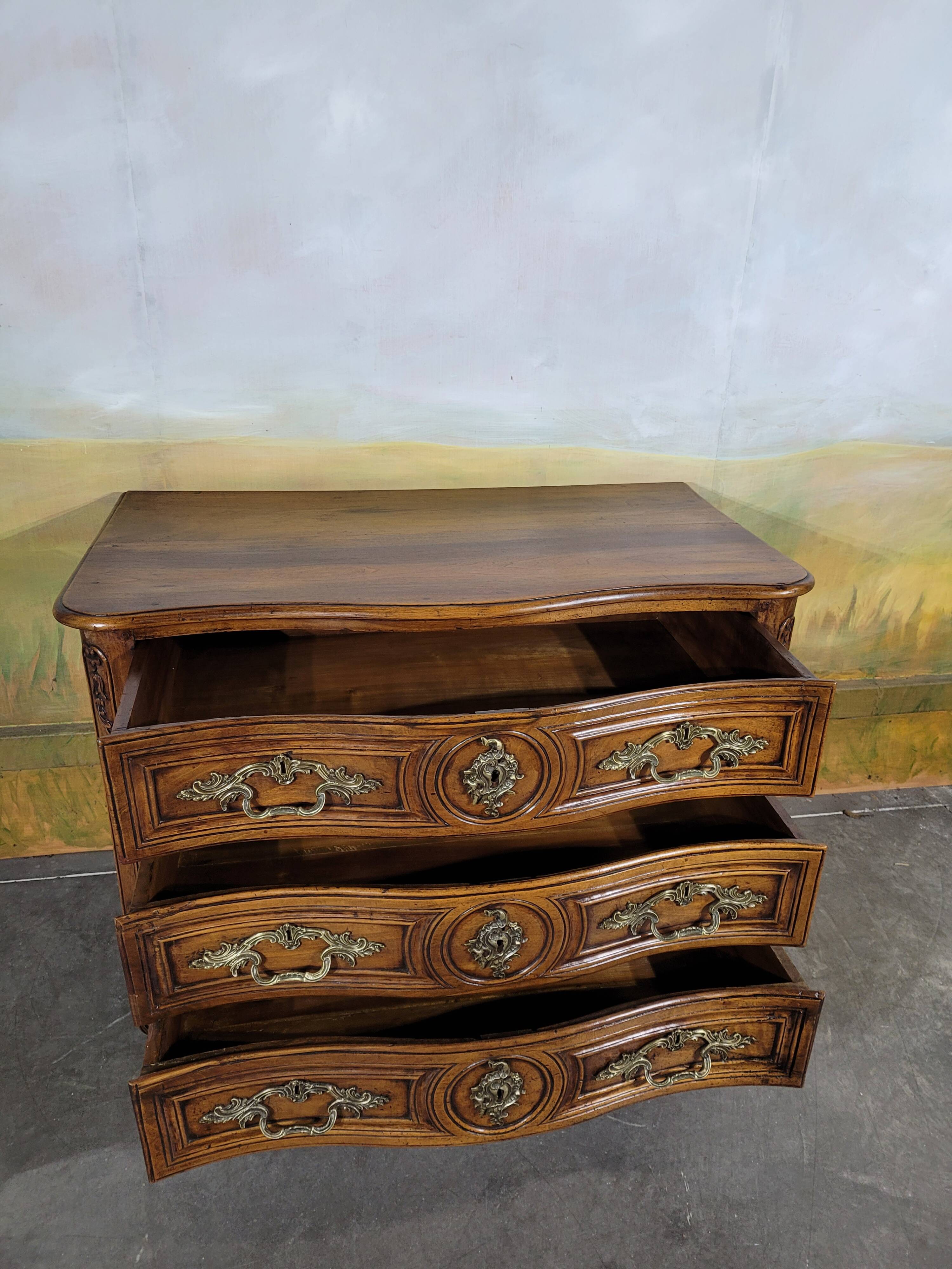 Petiote commode époque Louis XV galbée