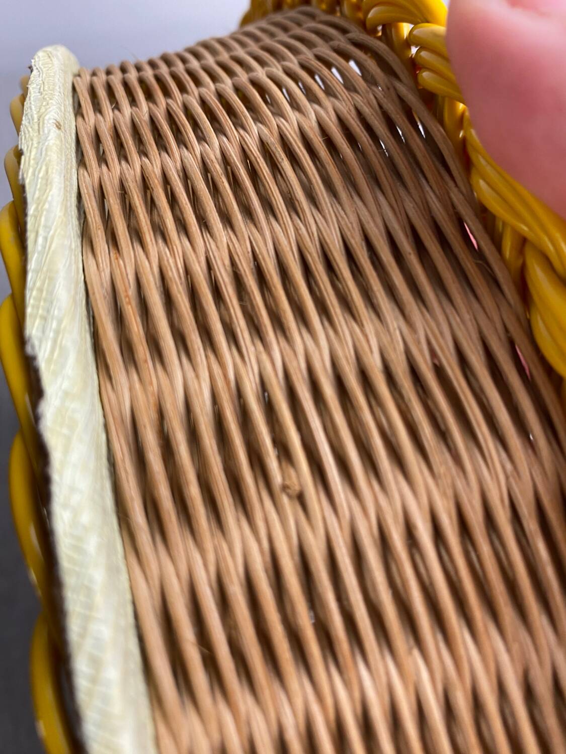 Scoubidou and rattan basket