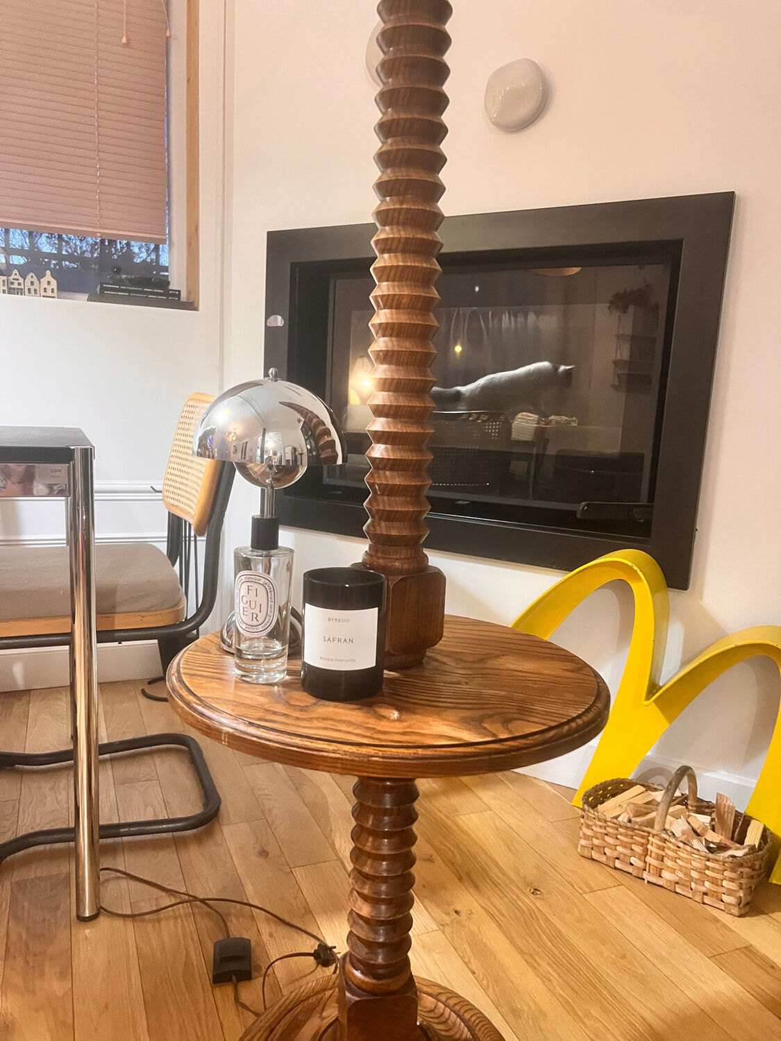 Oak floor lamp made of turned wood.