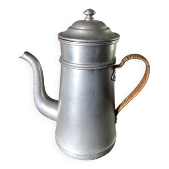 Cafetière ancienne en alu, poignée en osier tressé