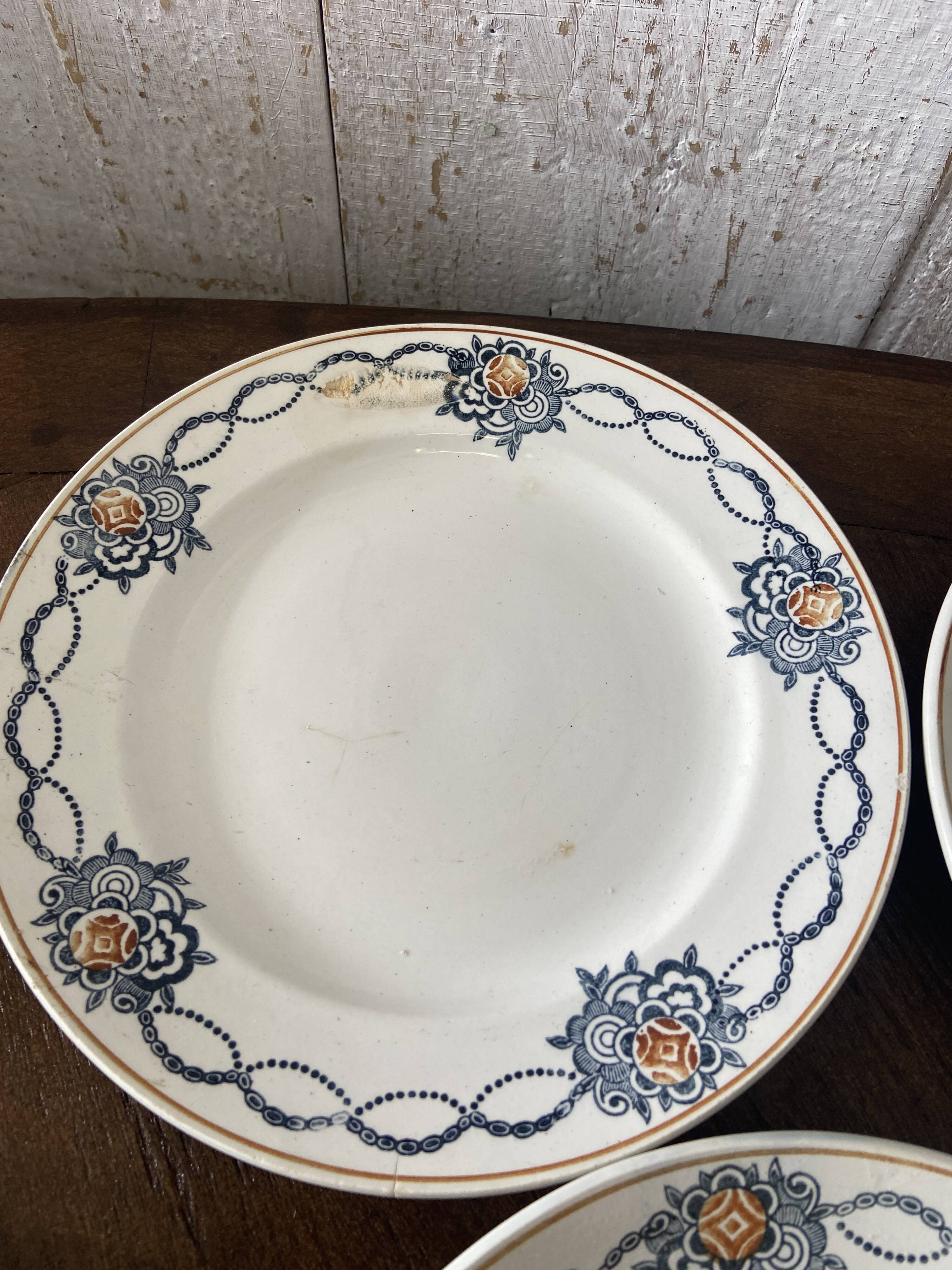 Set of 6 plates and 1 dish St Amand.