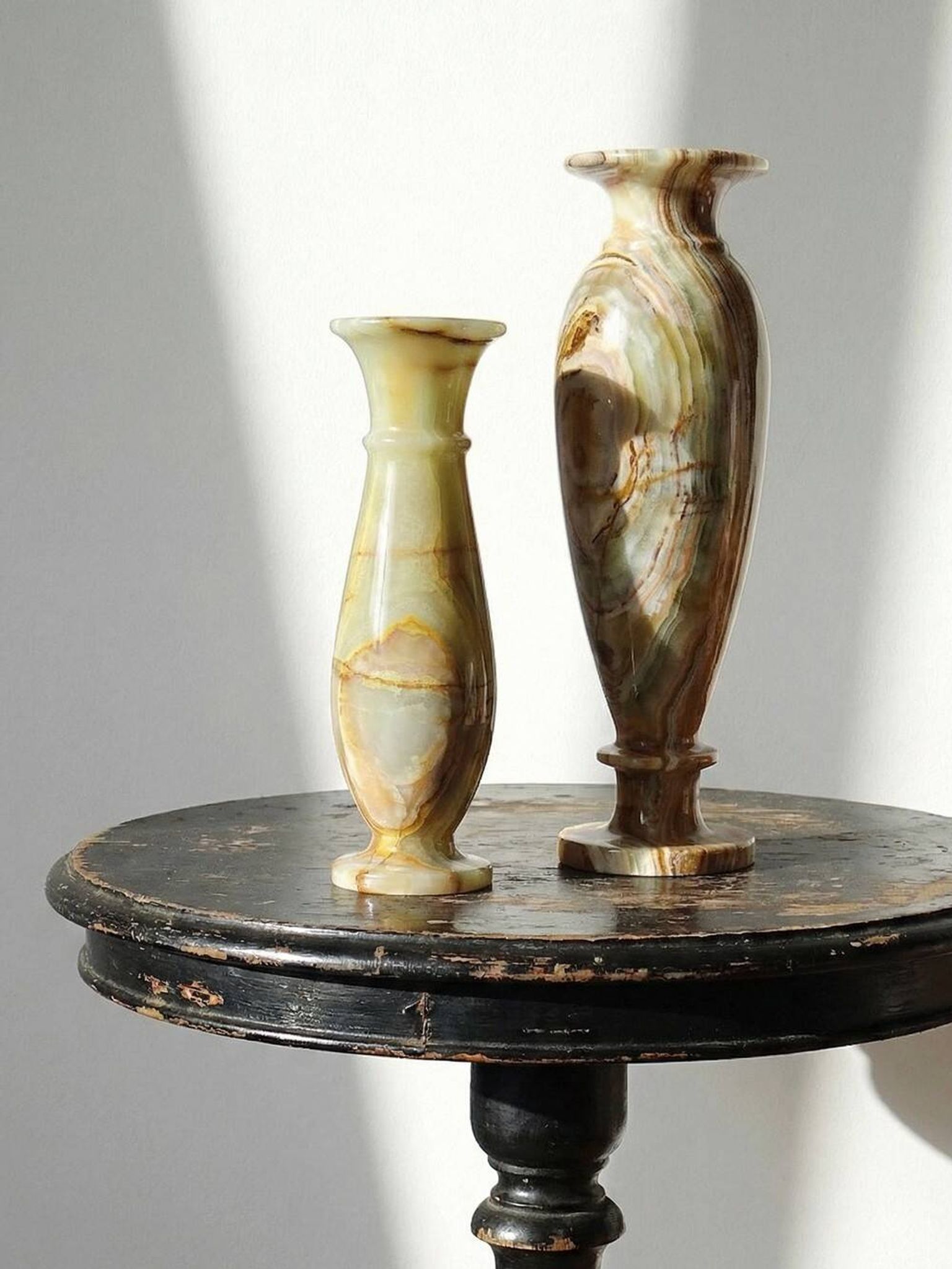 A pair of vintage baluster vases in green striped onyx from Italy, mid-century.