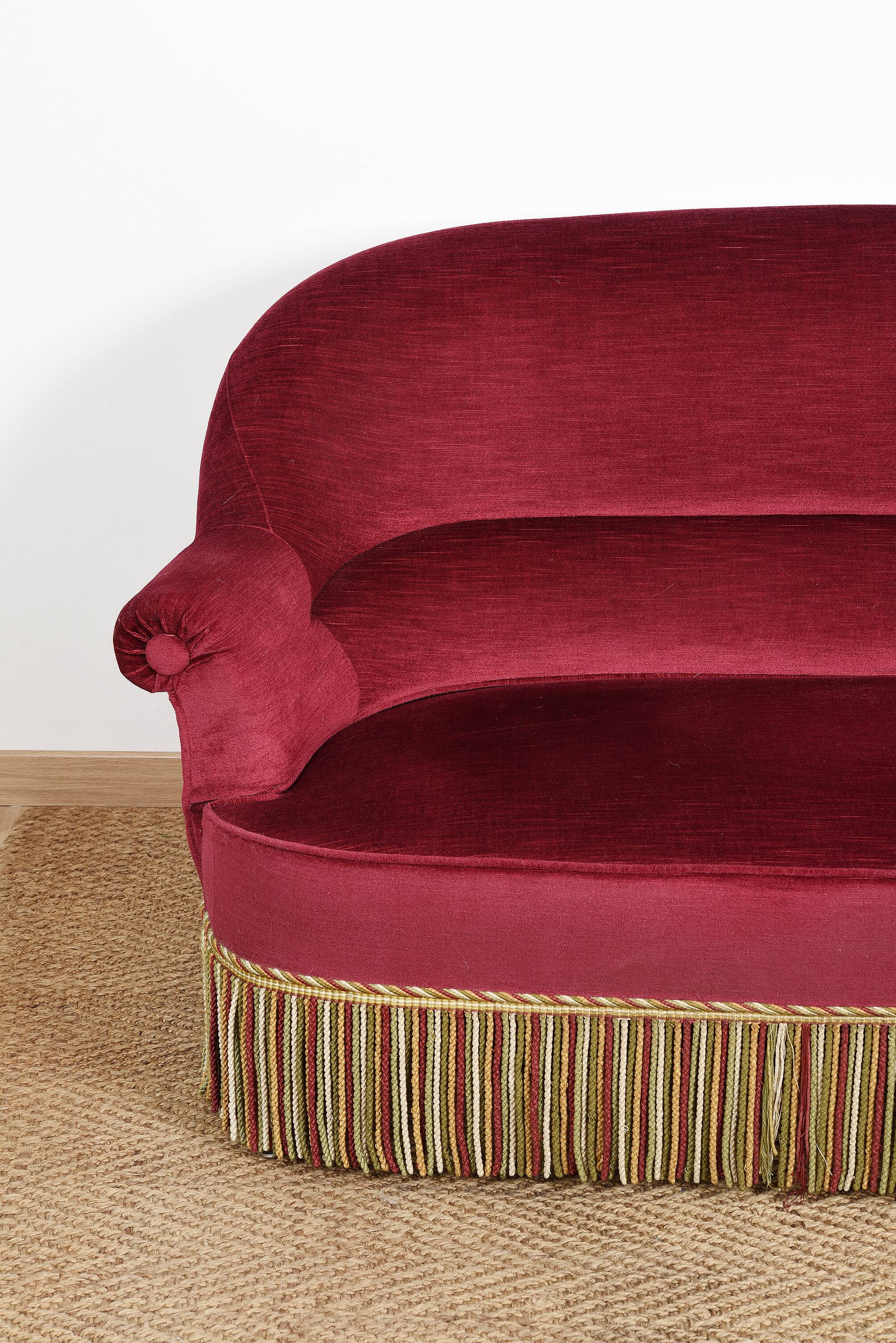 Sofa and pair of toad armchairs in red velvet.