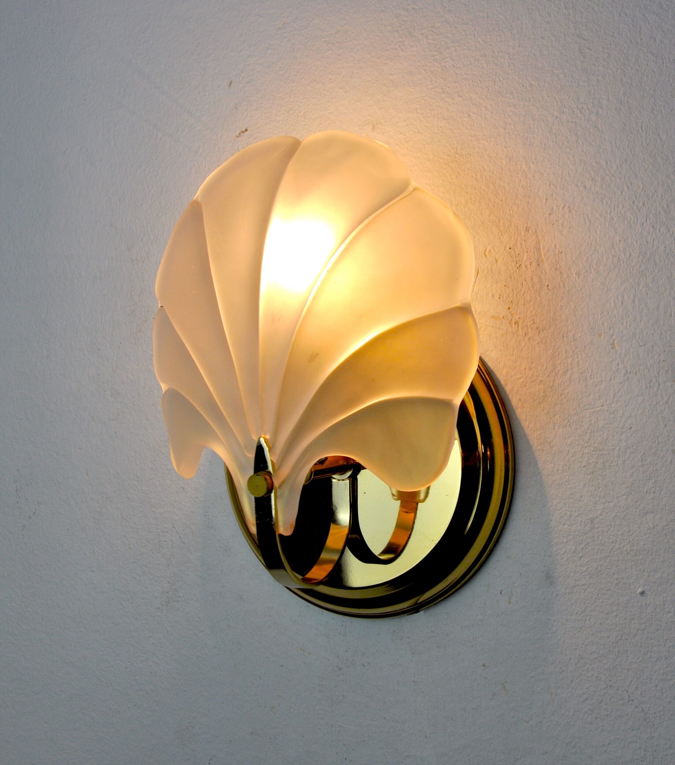 Shell wall lamp, opaque glass, italy, 1980