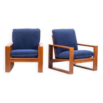 2 fauteuils en velours bleu et bois, années 70