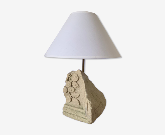 Lampe en pierre sculptée ancienne
