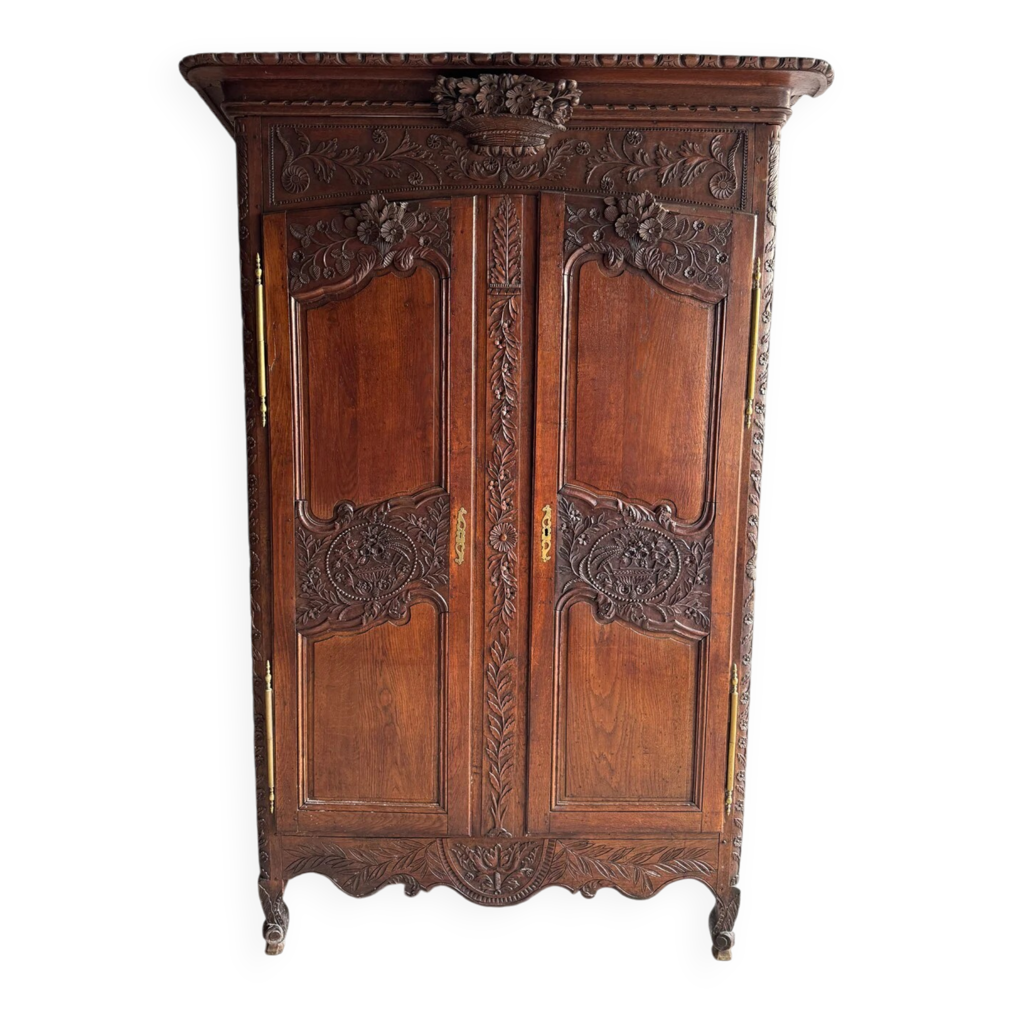 Armoire ancienne à deux portes en bois foncé sculpté à la main, avec poignées en laiton, style Louis XVI