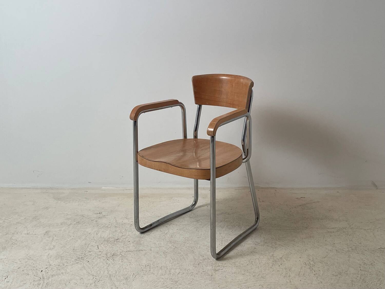 Fauteuil cantilever B261 par Émile Guillot édition Thonet