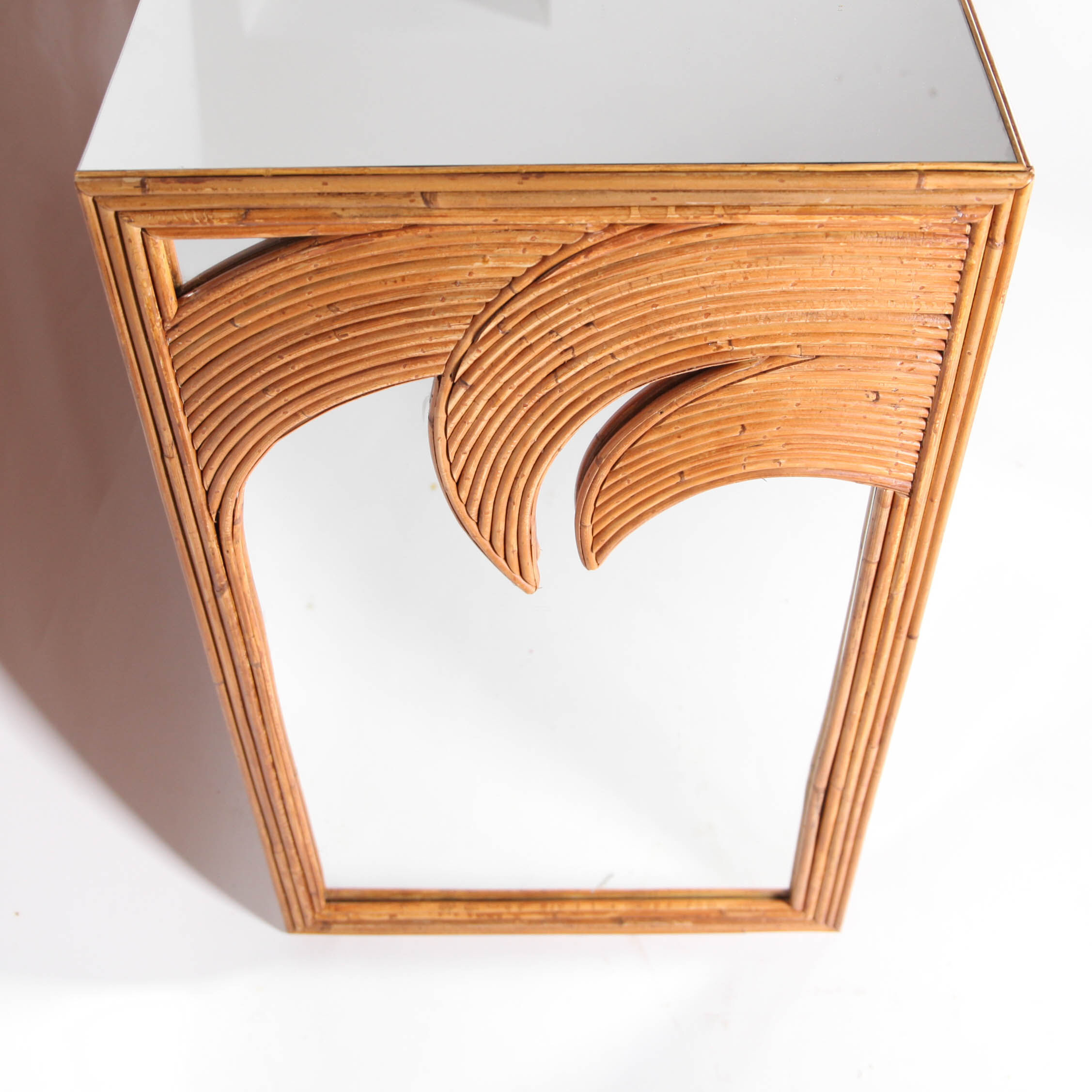 Commode en rotin et miroirs