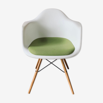DAW armchair by Charles & Ray Eames, Vitra edition