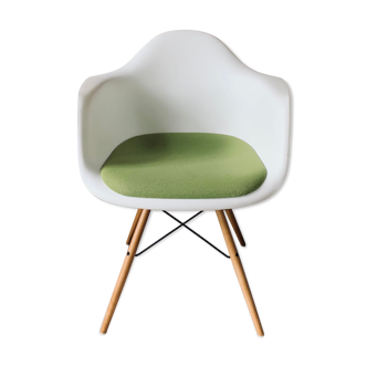 DAW armchair by Charles & Ray Eames, Vitra edition