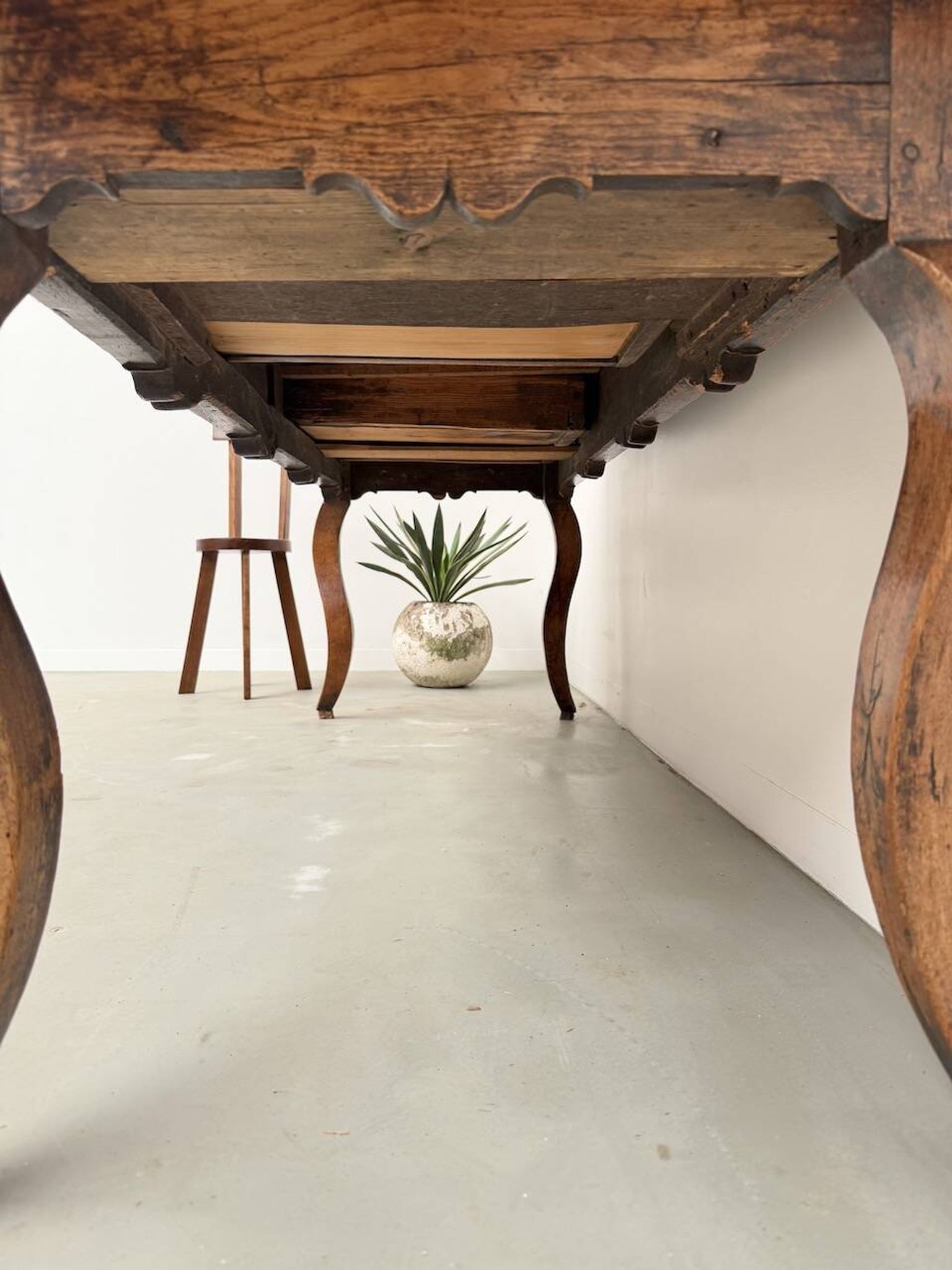 Table, drapière en noyer, XIXème s.