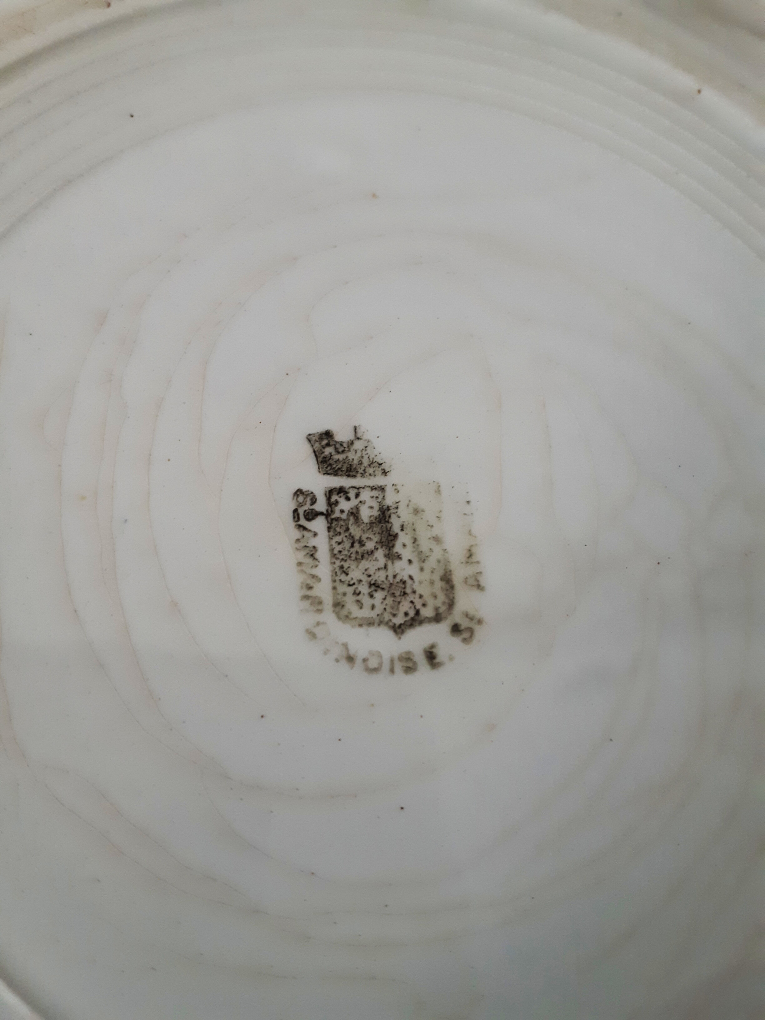 Flat earthenware plates from Saint Amand, iron earth