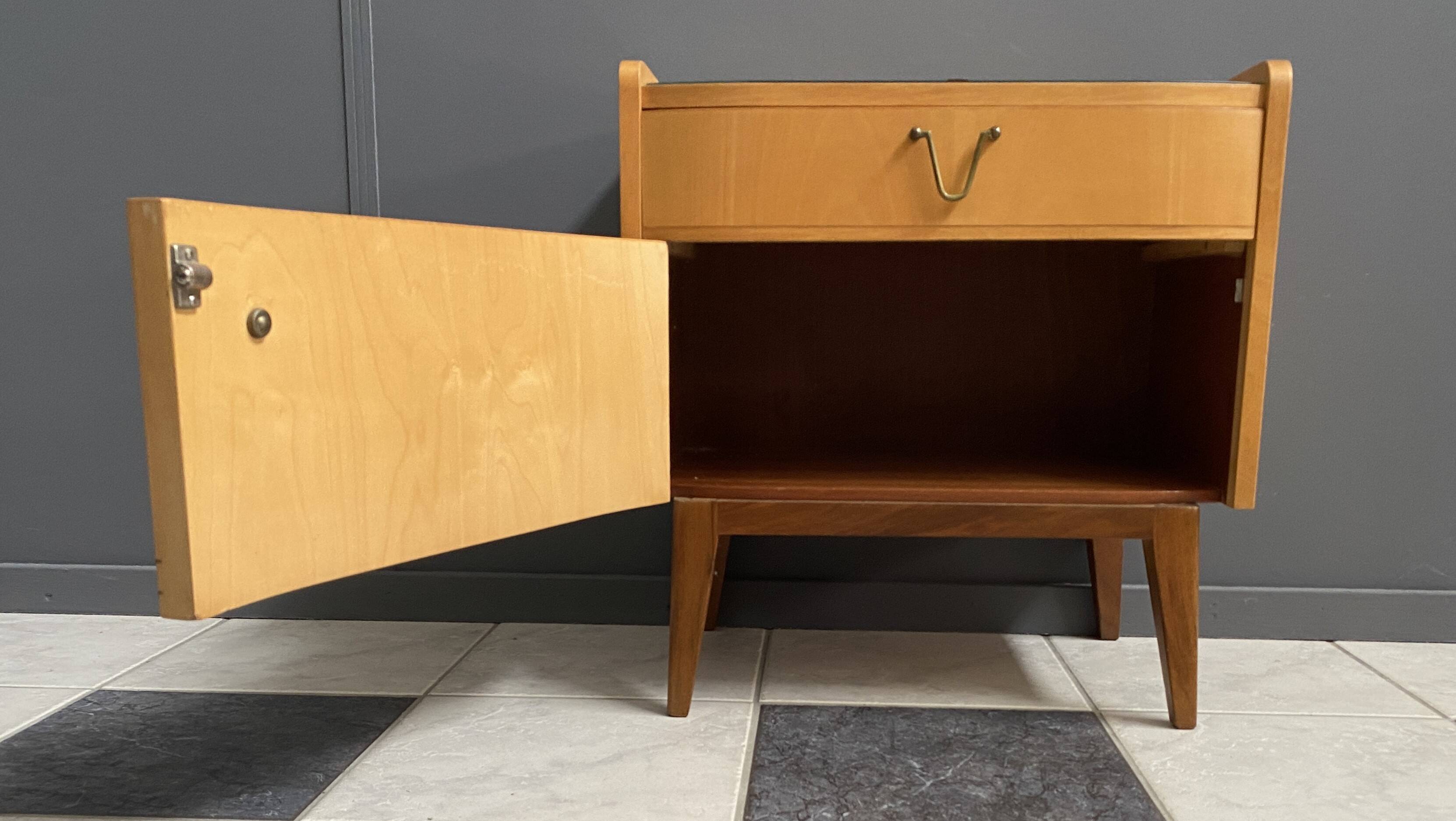 Table de chevet en bois blond avec plateau en verre