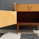 Table de chevet en bois blond avec plateau en verre