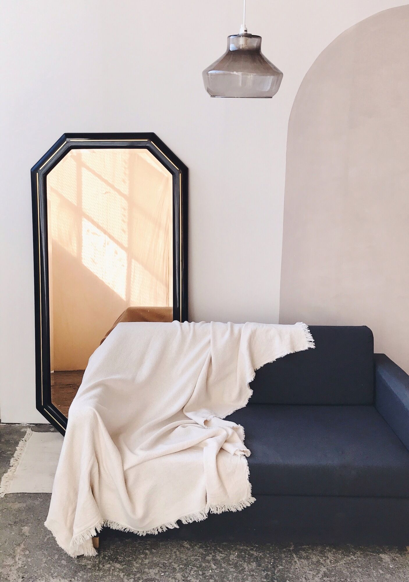 Octagonal mirror in lacquered black wood and brass - mirror smoked glass pink gold