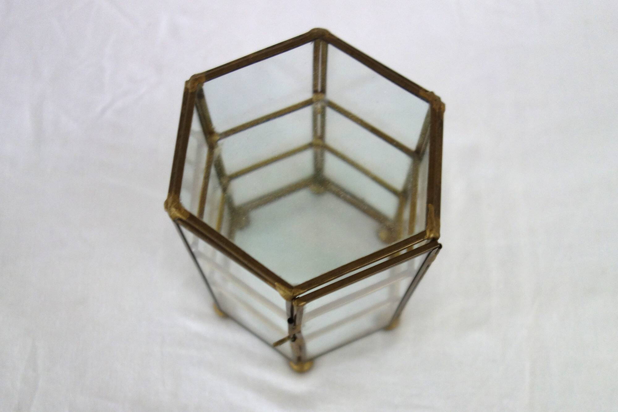 Ancienne petite vitrine hexagonale pour miniatures ou bijoux