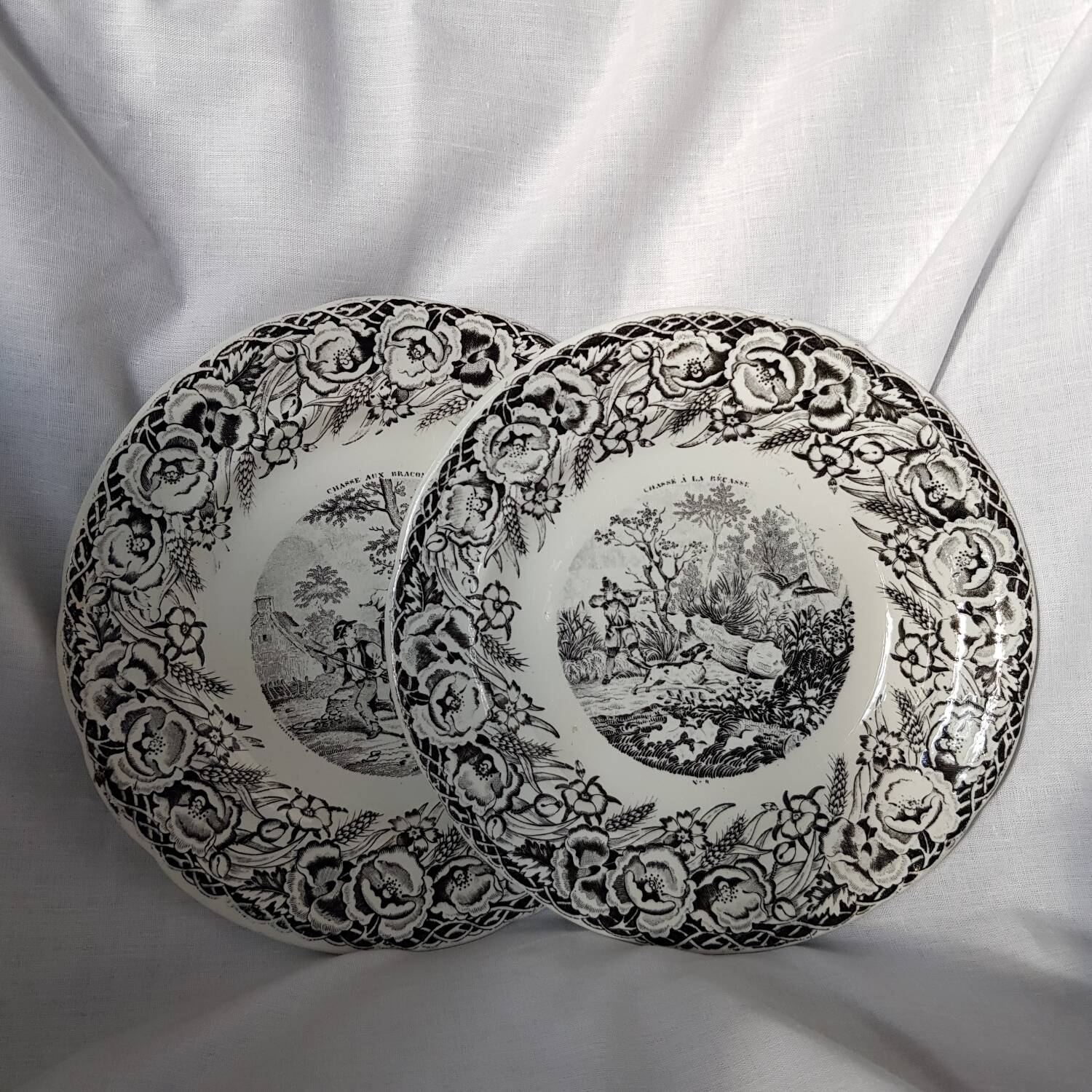 Lot de 2 assiettes parlantes Gien en noir et blanc