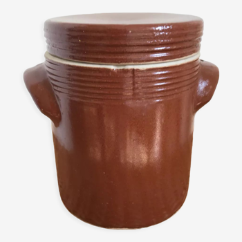 Stoneware pot with lid