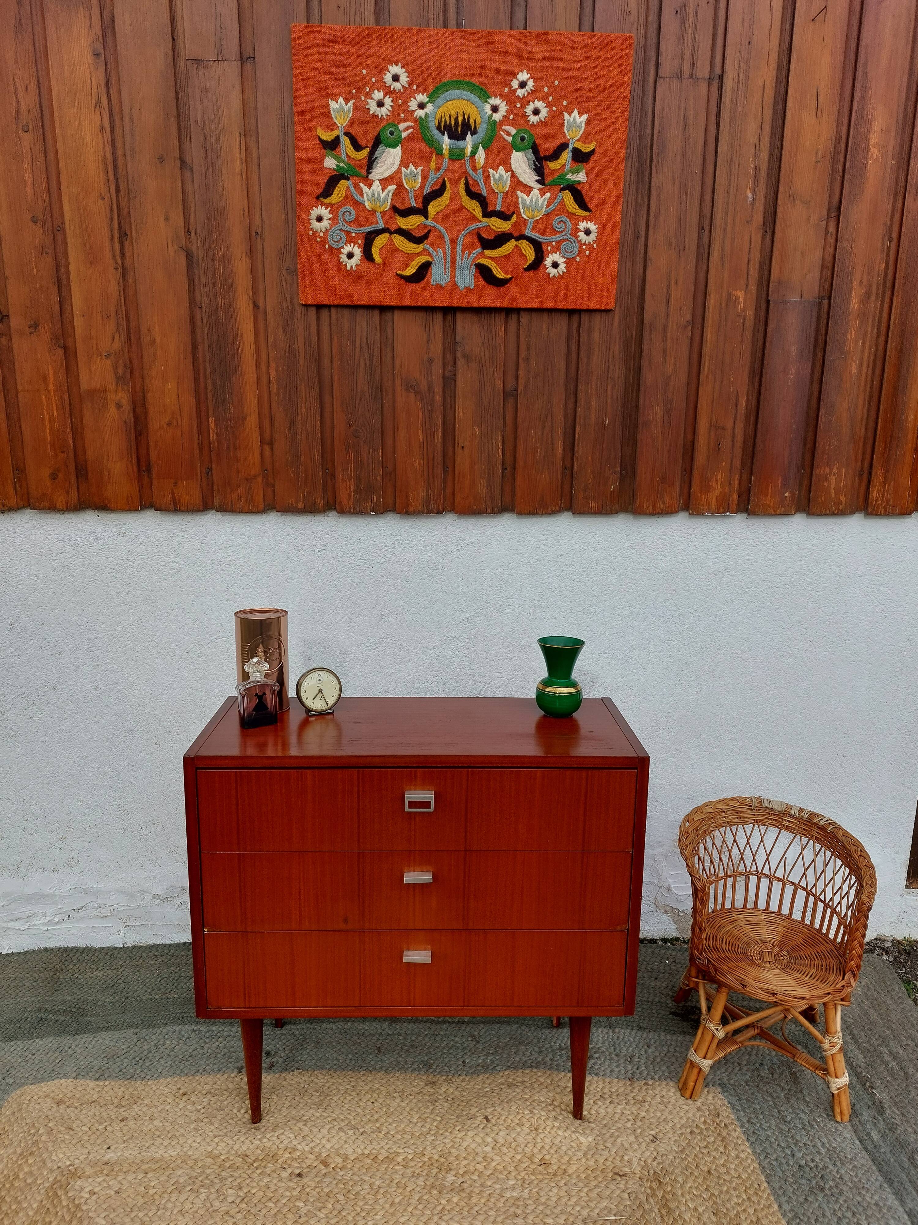 Vintage tapered leg chest of drawers