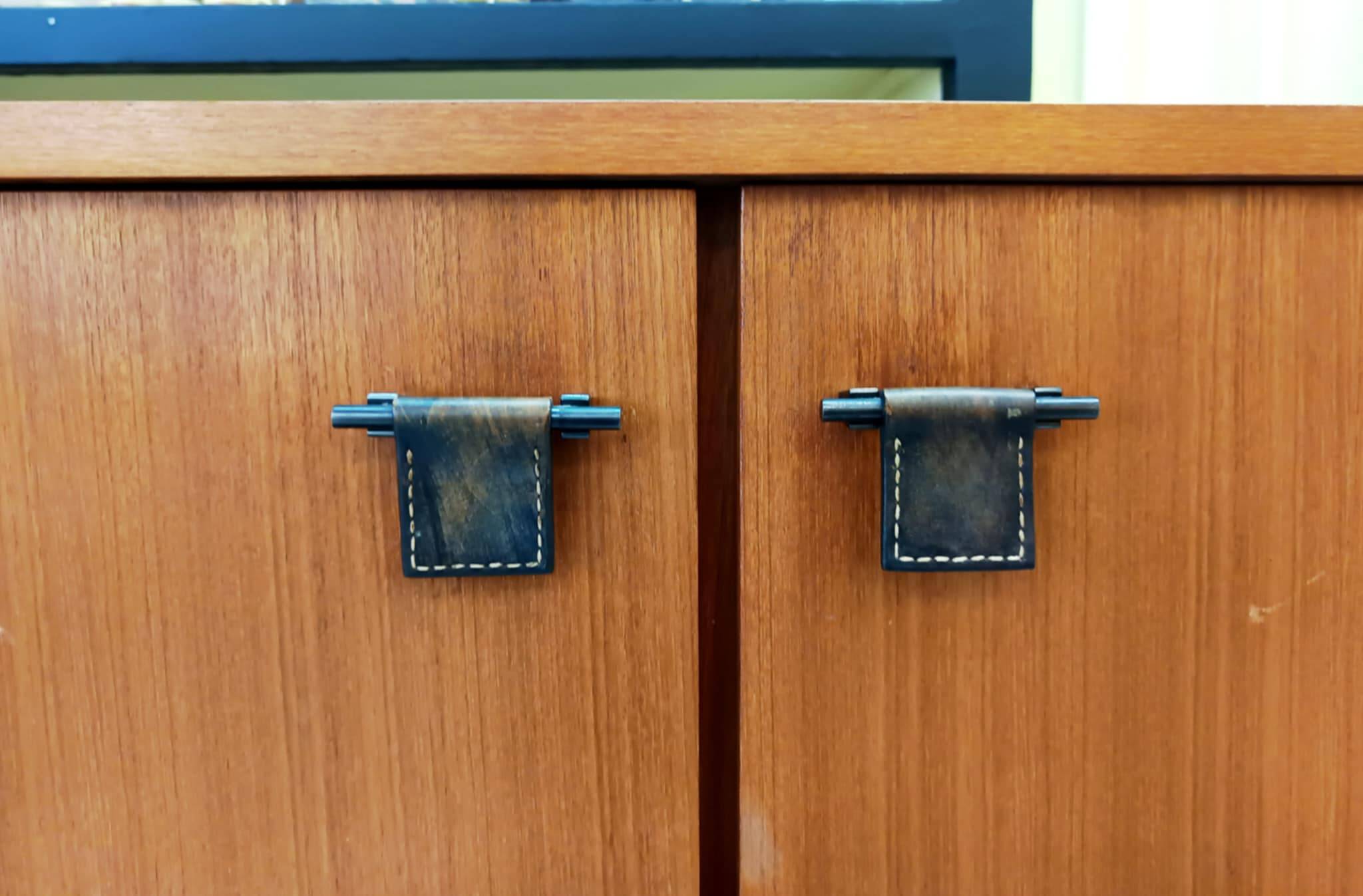Enfilade pieds compas et cuir par Malora 1955
