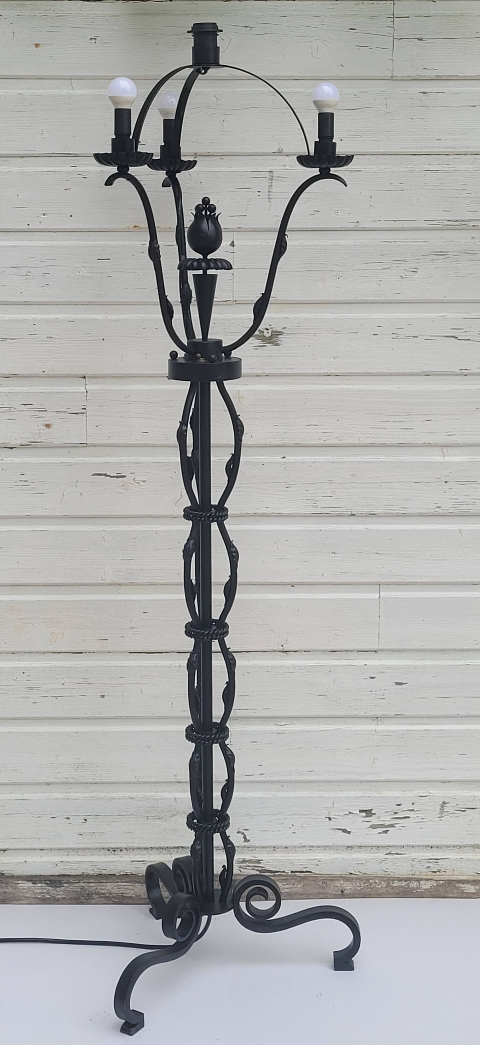 Lampadaire en fer forgé noir attribué a Gilbert Poillerat