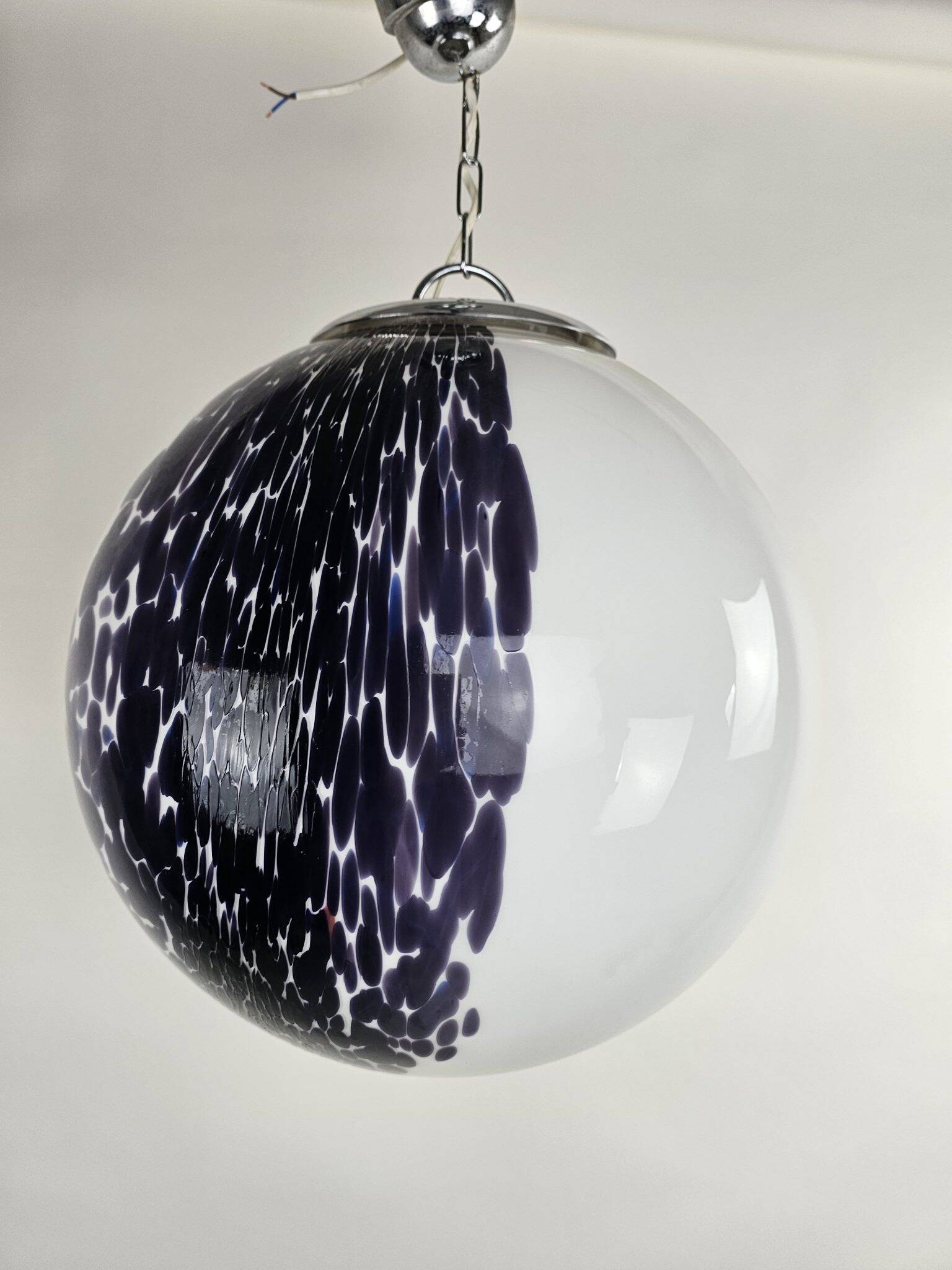Grande lampe globe diamètre 45 cm Italie années 60 en verre blanc et violet.