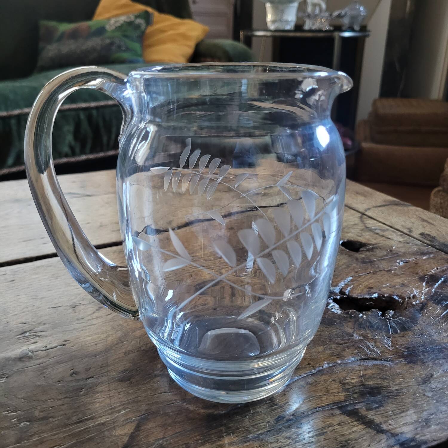 Pichet en verre gravé, décor feuillage, années 50