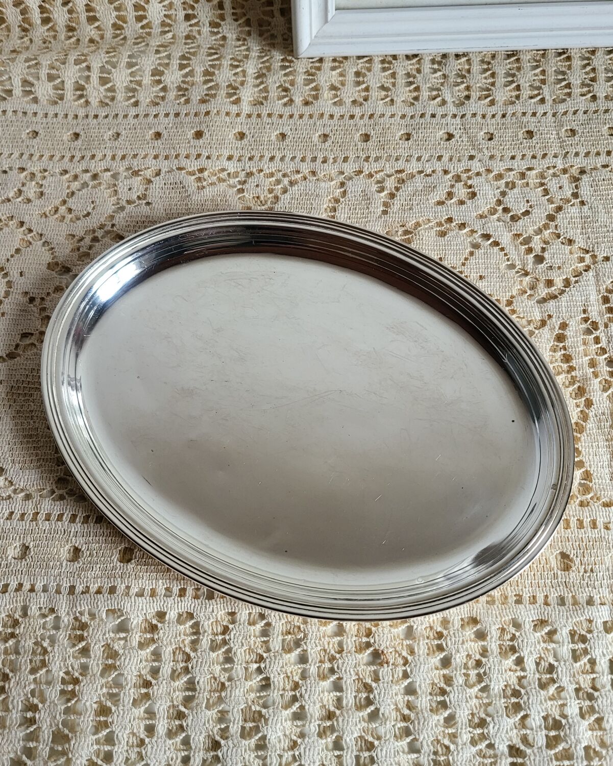 Small oval dish in silver-plated metal