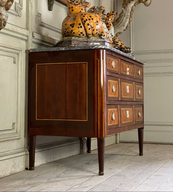 Commode Louis XVI en placage, bronze doré et marbre gris des Ardennes, XVIIIème siècle