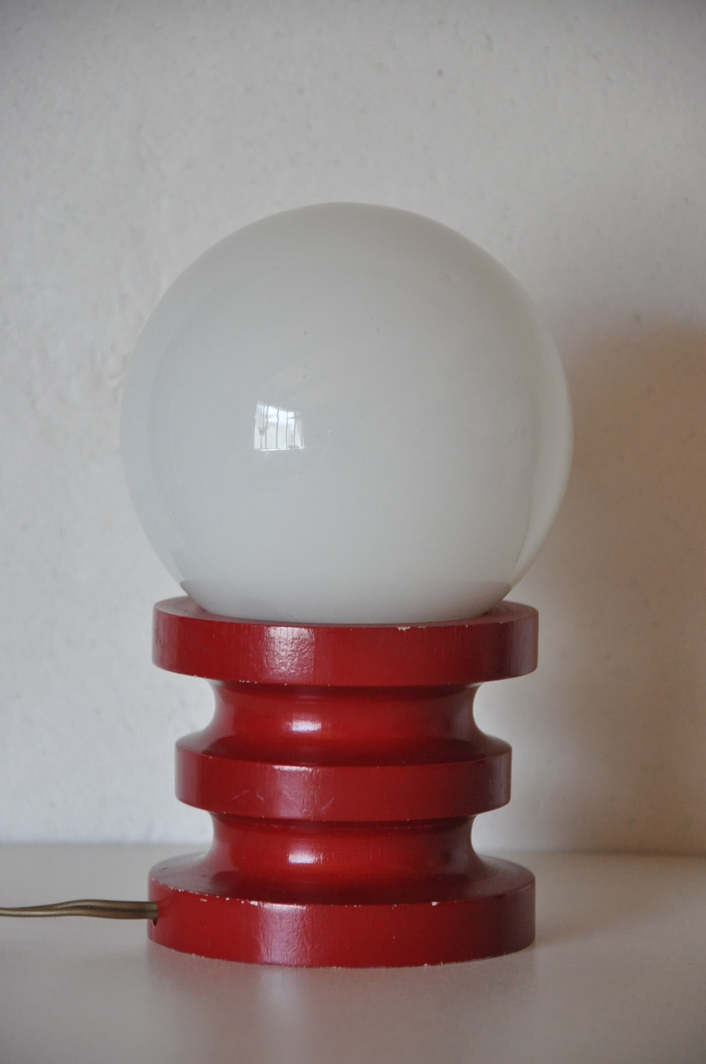 Lampe bois laqué et opaline vintage