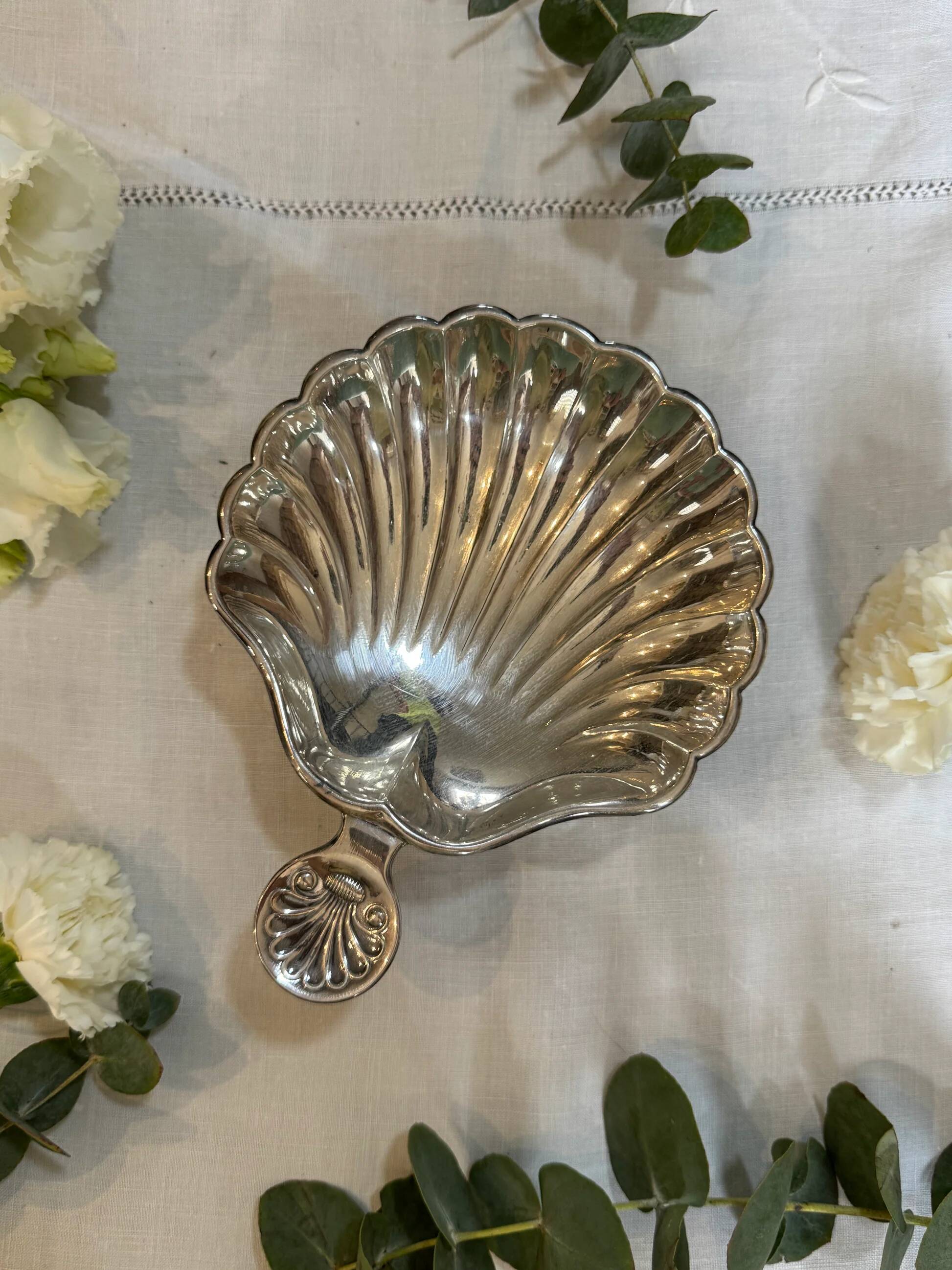 Vintage shell catchall