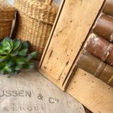 Serre-joint ancien en bois brut, serre-livres