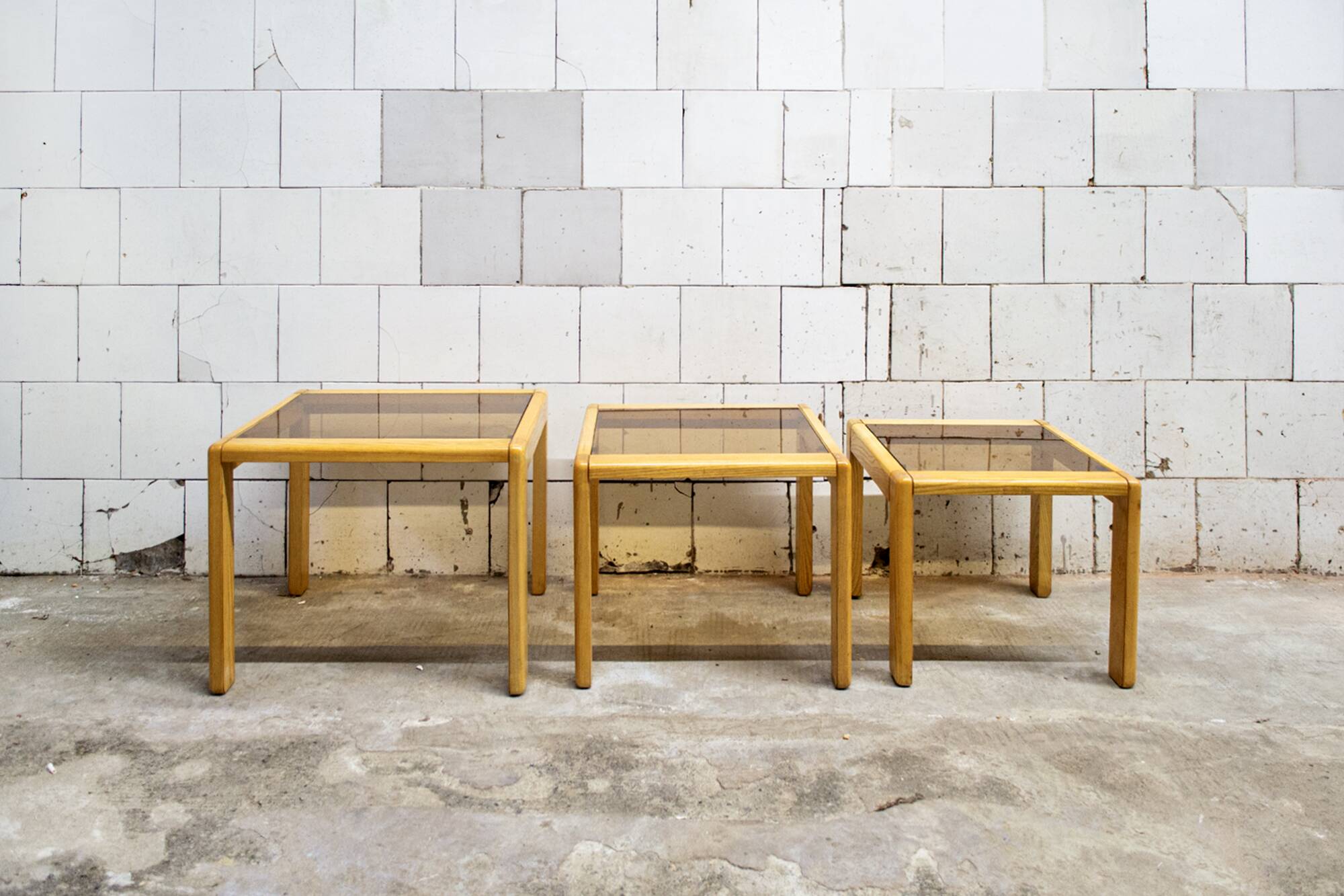 Tre tavolini a nido in legno e vetro, anni '70