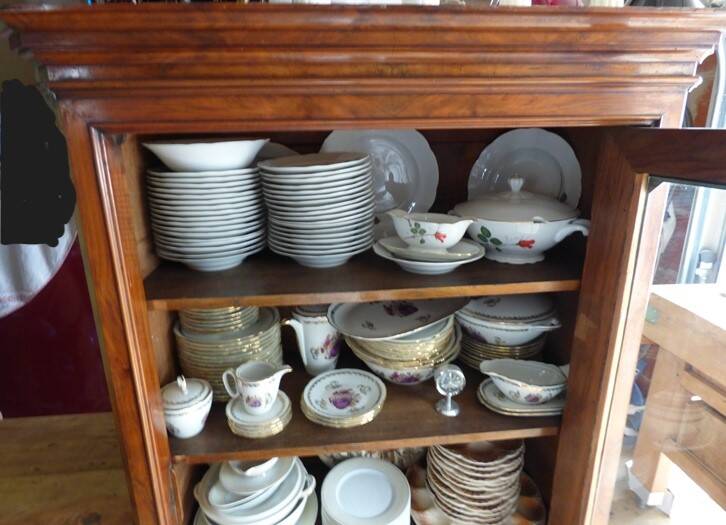 Walnut and walnut veneer display case 1 door circa 1900