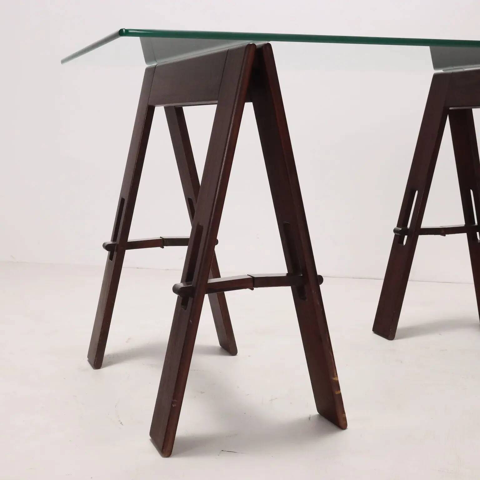 Table vintage en bois à tréteaux avec plateau en cristal, Italie, années 1980