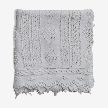 White crochet bed cover