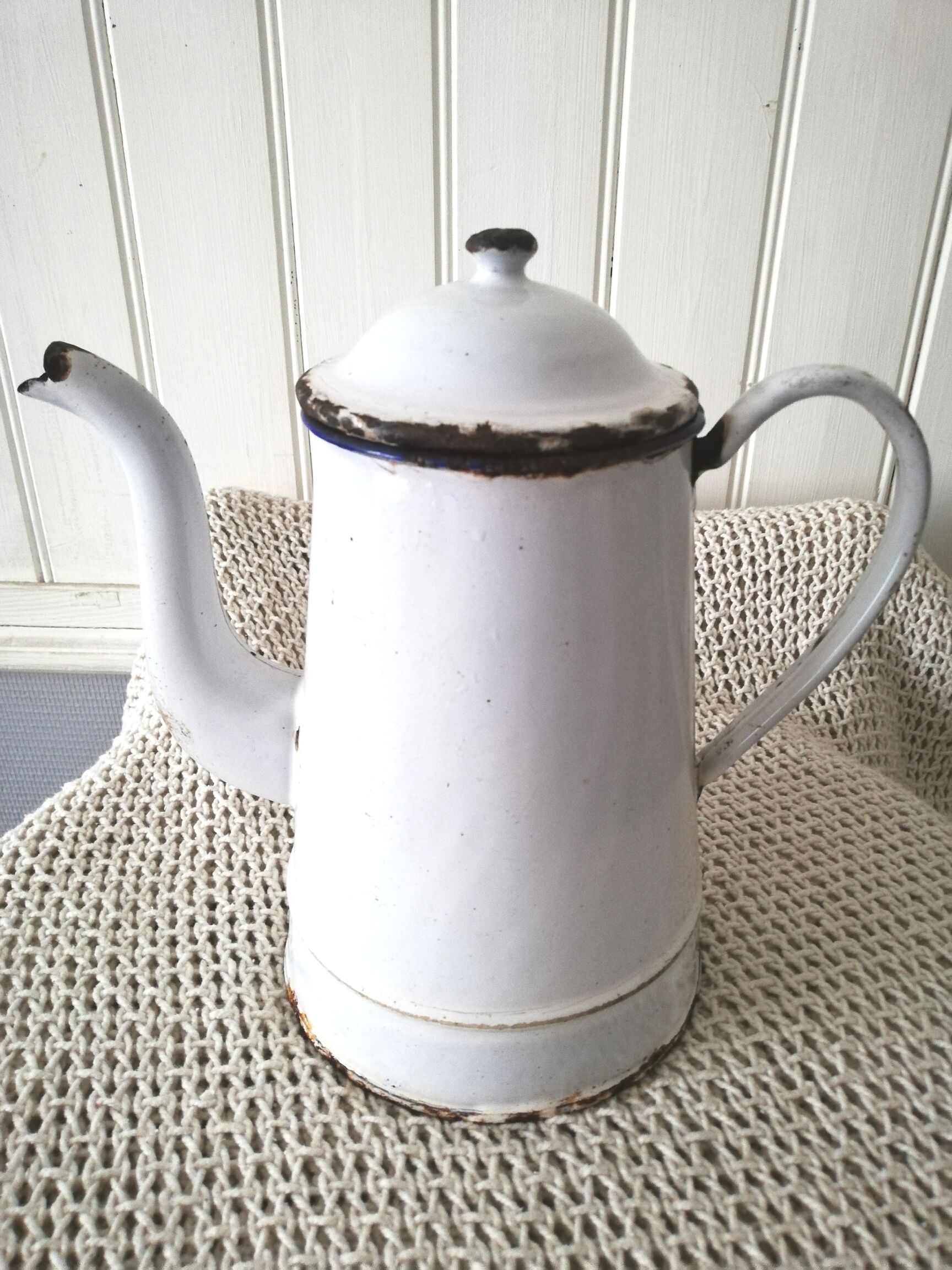 Ancienne cafetière en tôle émaillée