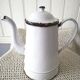 Ancienne cafetière en tôle émaillée