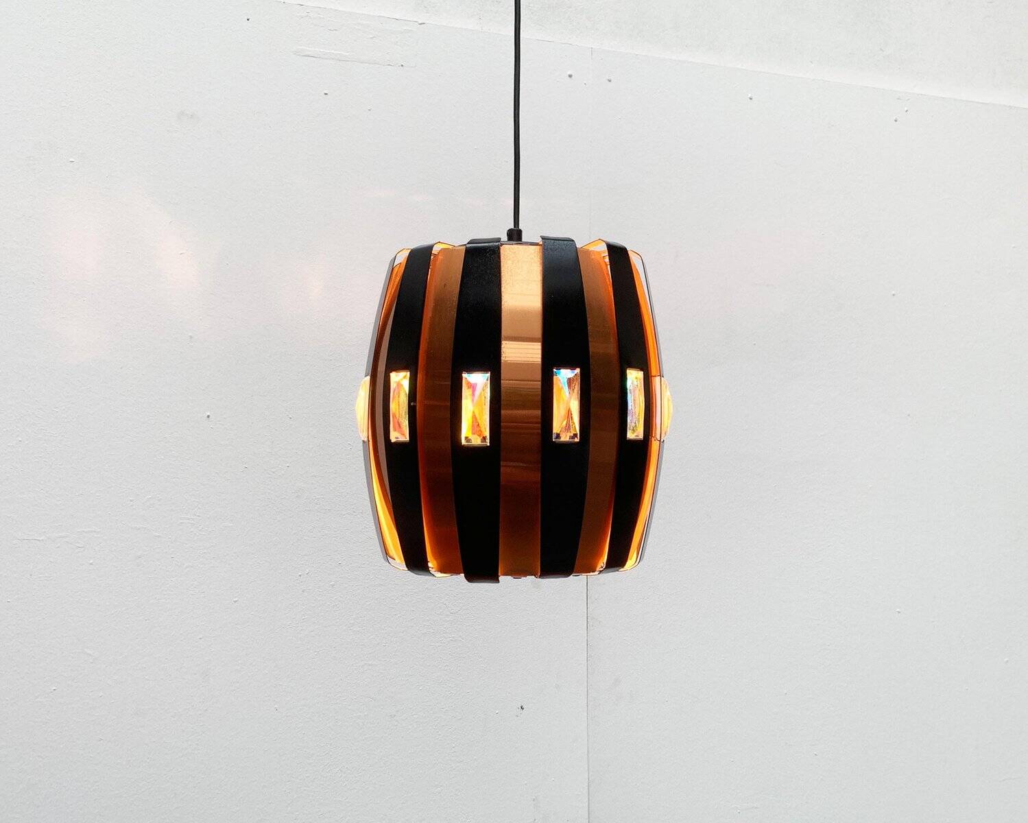 Lampe suspension danoise en métal cuivre et noir et prisme de style mid-century modern par Werner Schou pour Coronell Elektro