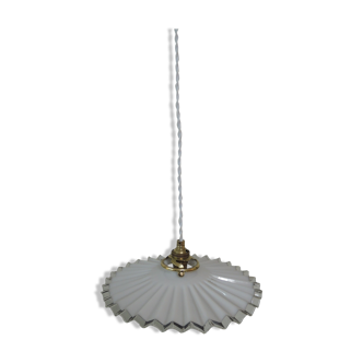 Suspension en opaline plissée