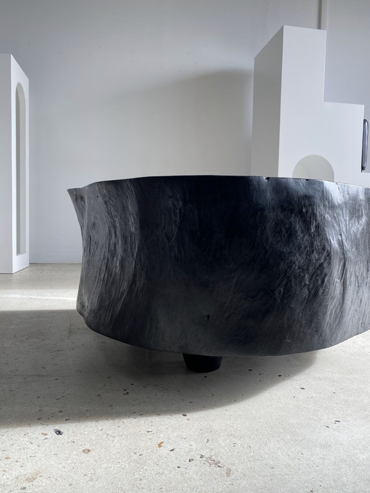 Table basse noire en bois massif